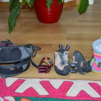 Foto 1 - Klettergurt Schuhe Karabiner und Sicherungshaken Magnesiumtasche und Baechli Sport Gutschein