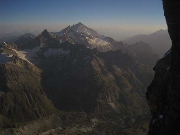 am zmuttgrat hinter der nase verschwindet gerade zermatt what a tour 