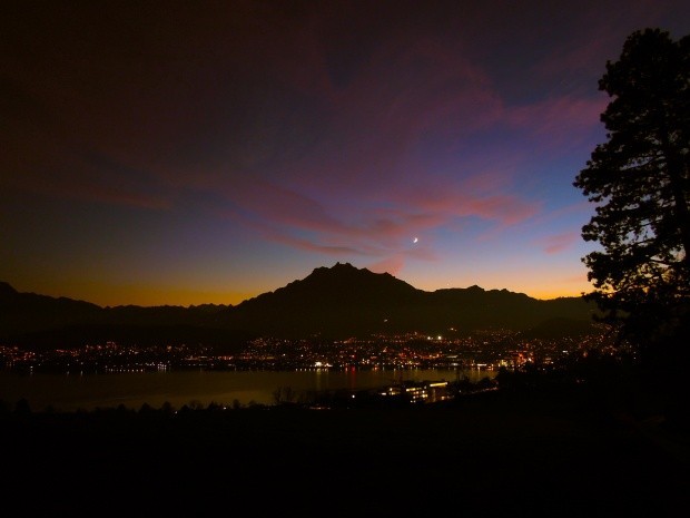 Eine Stadt ein Berg