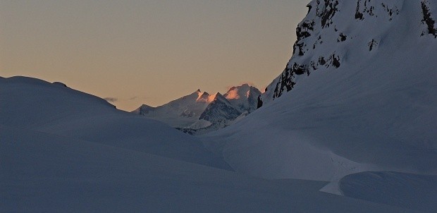 Erstes Morgenlicht im Aufstieg zum Wildstrubel