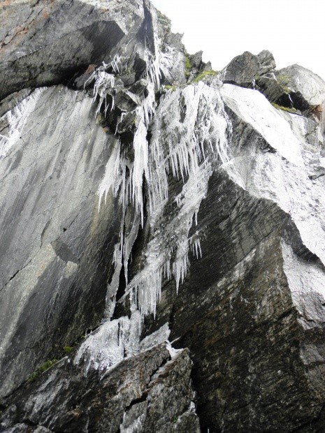 Hallo es ist Juli und hier bildet sich schon ein Eisfall 