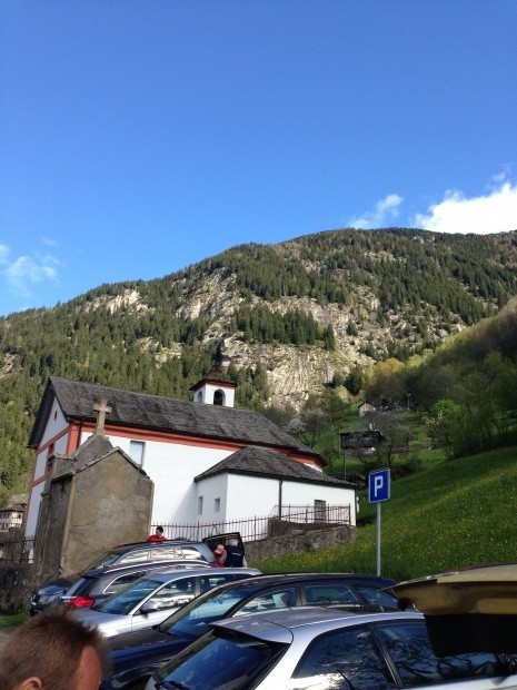 Hier kannst du parkieren Sicht auf den Felsen denn du schon bald erklimmst 